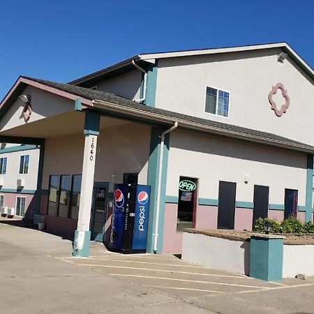 Value Inn & Suites Салина Экстерьер фото